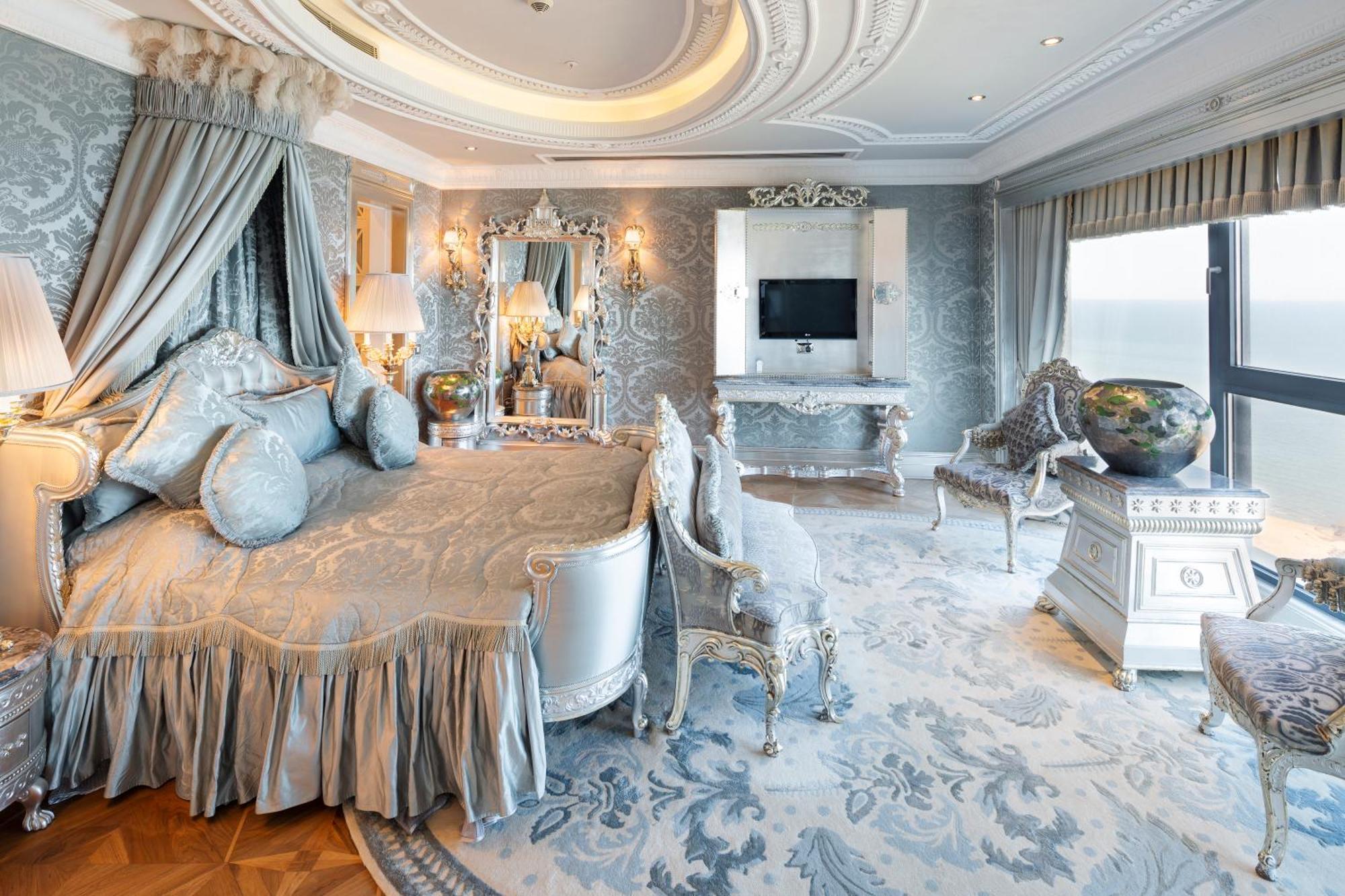Bilgah Beach Hotel Екстер'єр фото A bedroom at the Mandarin Oriental, Hong Kong
